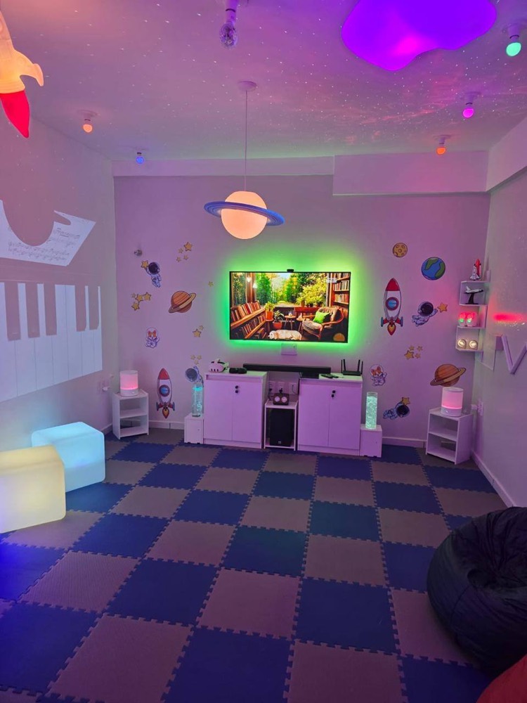 Sala Sensorial instalada pela CDTech, com piso modular e iluminação sincronizada